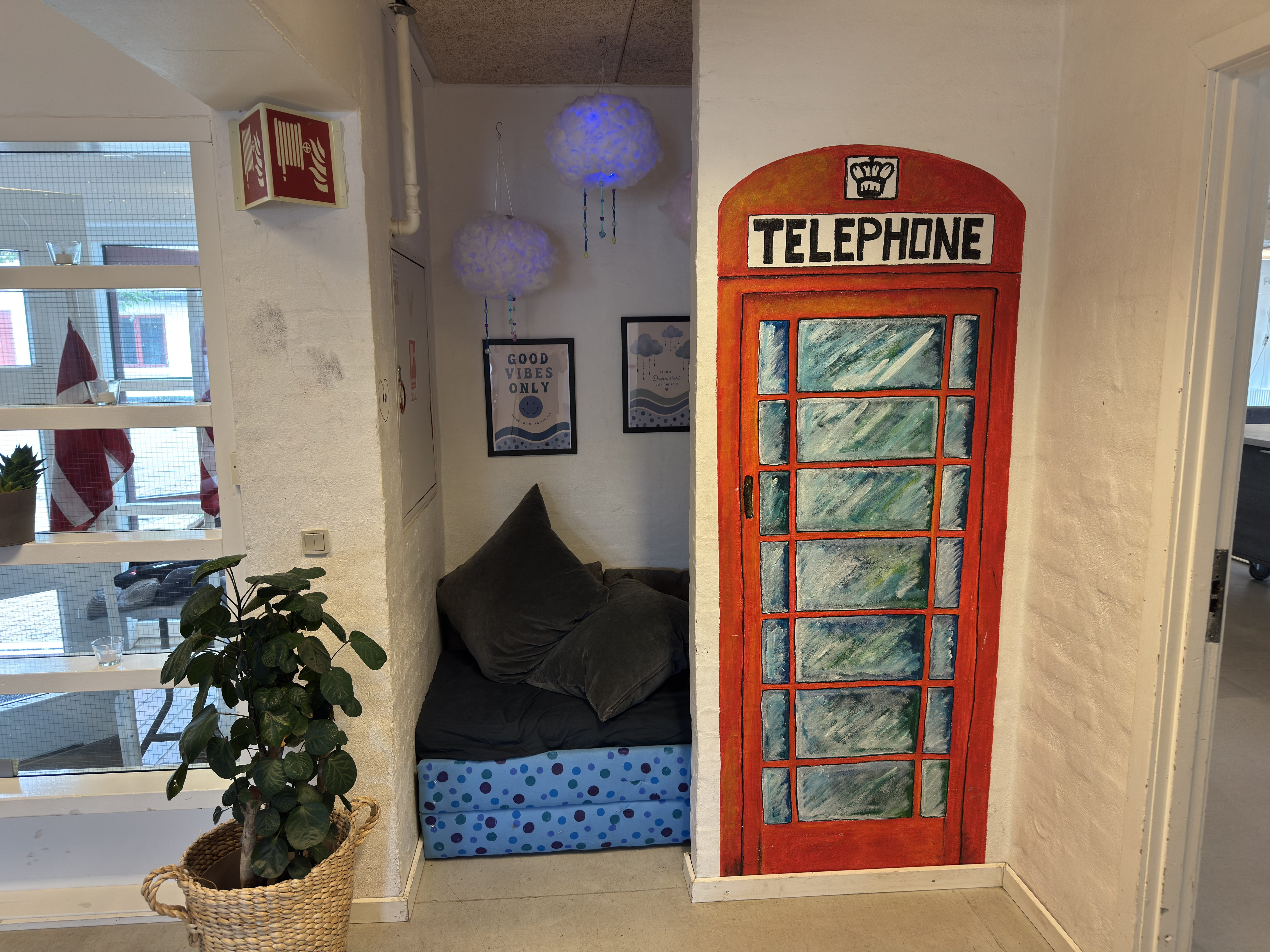 Hyggehjørne Med Madras Og Telefonboks Malet På Væggen