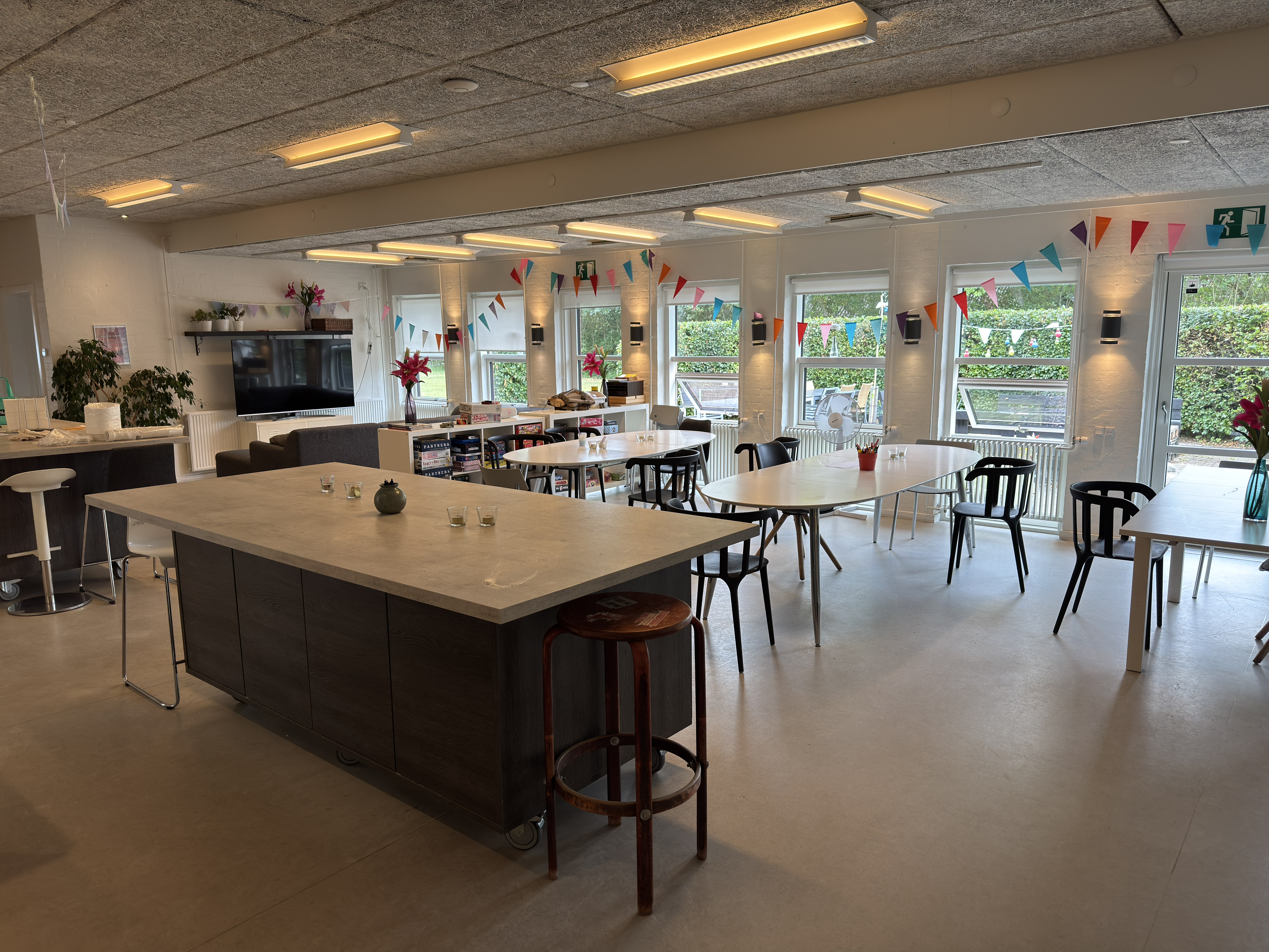 Caféområde Med Borde Og Stole
