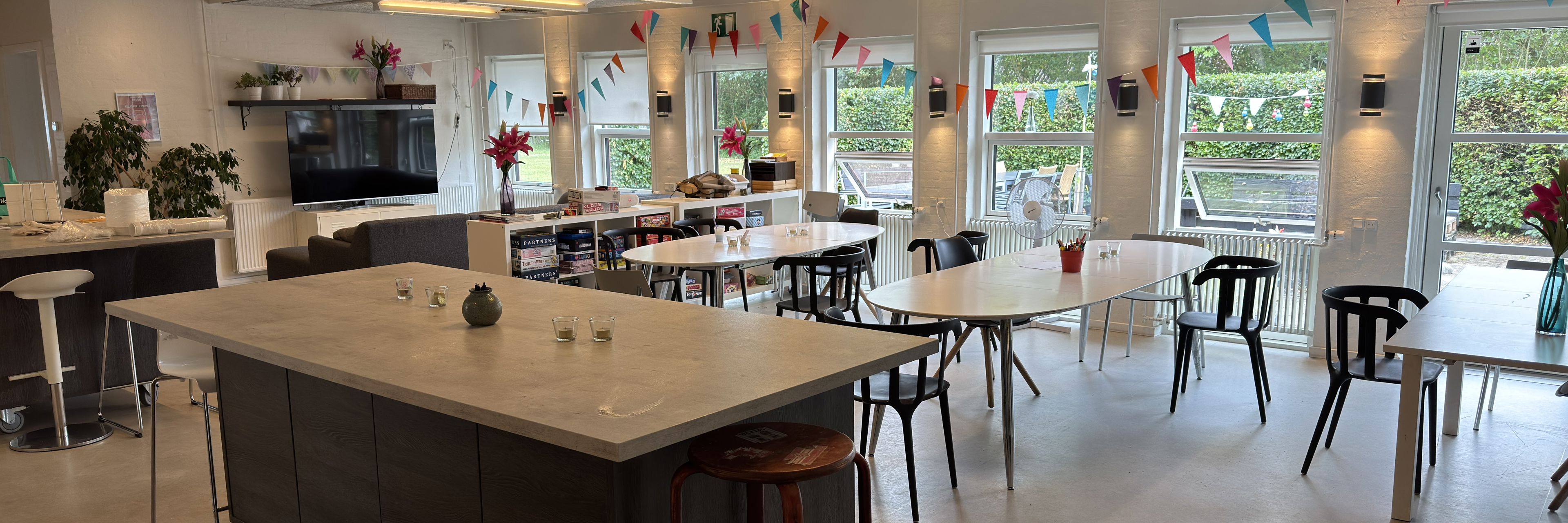Caféområde Med Borde Og Stole