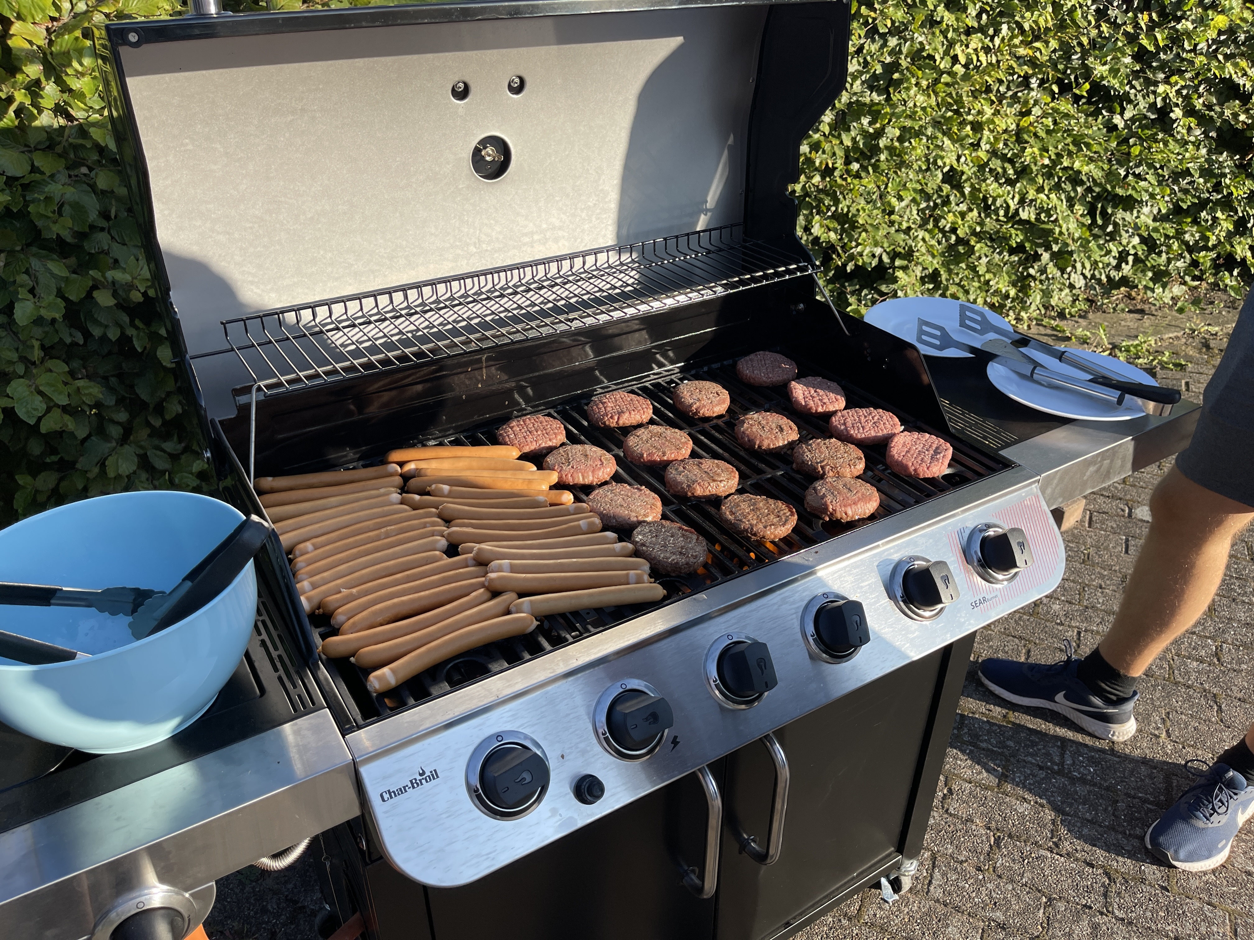 Pølser Og Hakkebøffer På En Grill