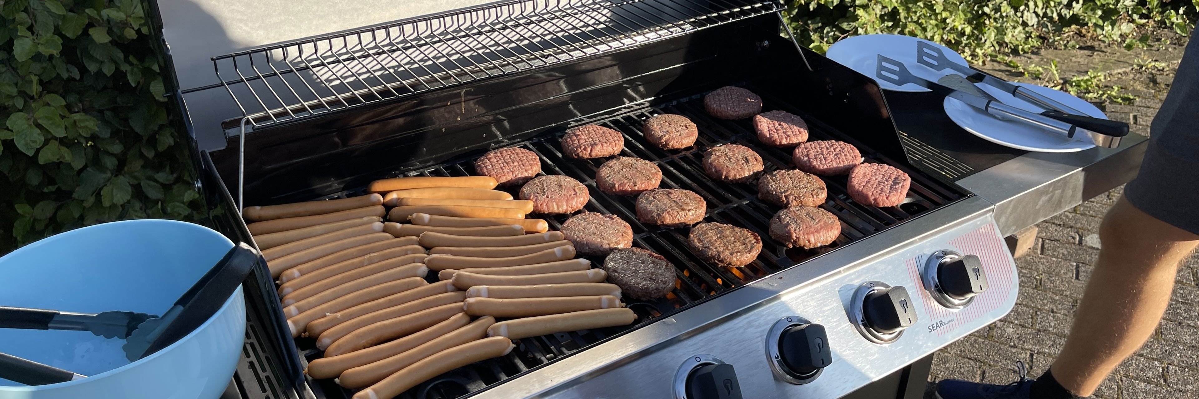 Pølser Og Hakkebøffer På En Grill