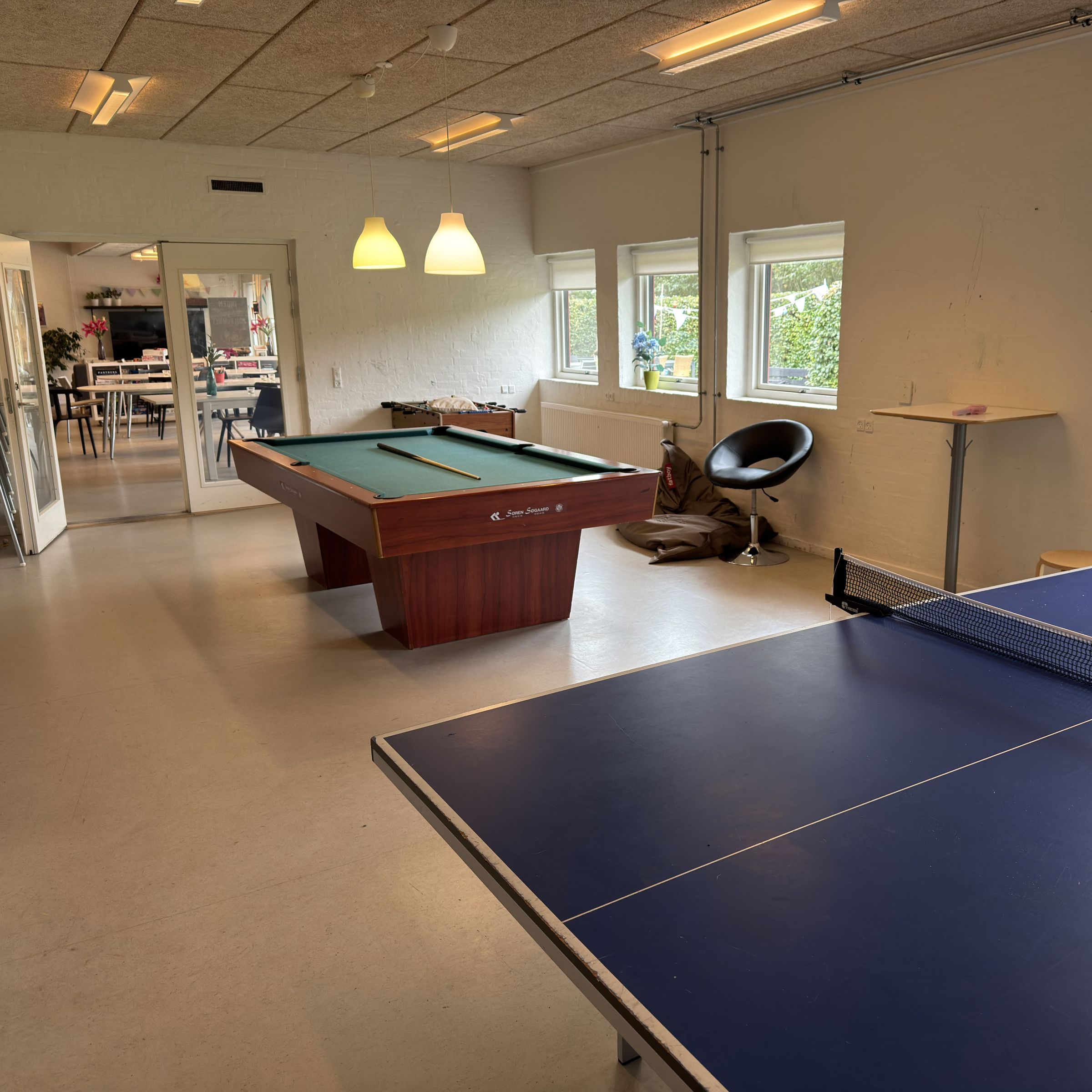 Stort Rum Med Bordtennisbord Og Pool Bord