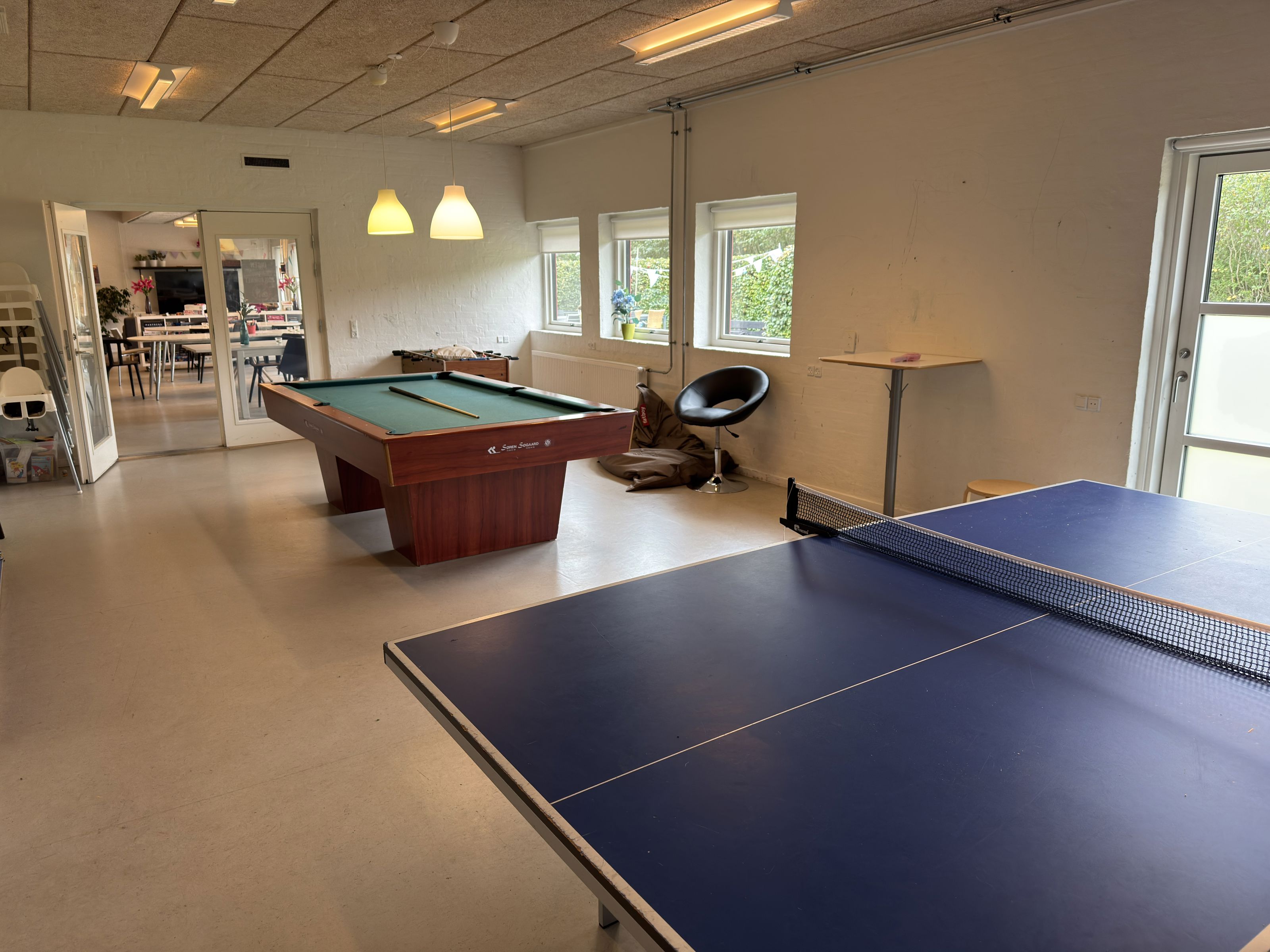 Stort Rum Med Bordtennisbord Og Pool Bord