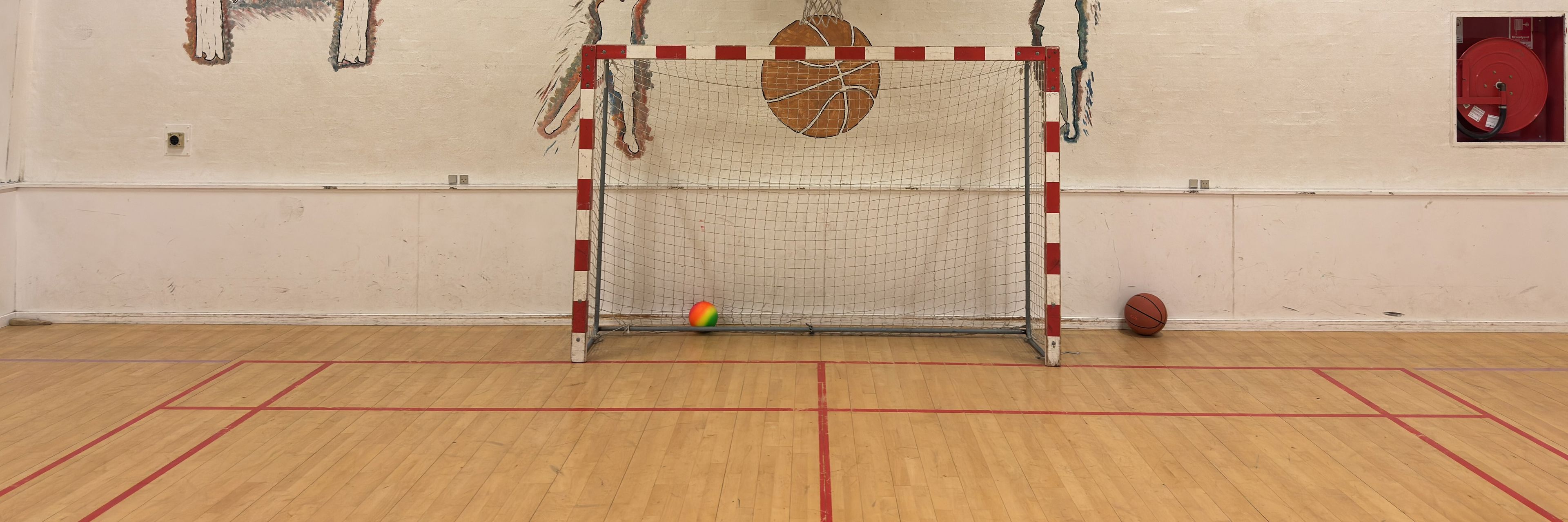 Et Håndboldmål I En Sportssal