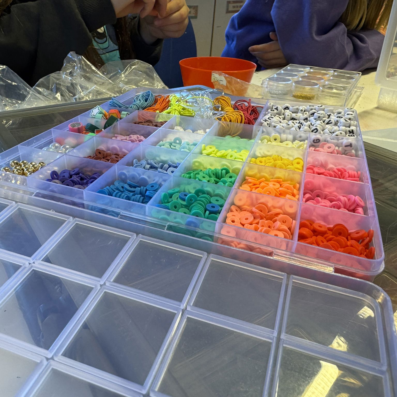 Æske med perler i forskellige farver