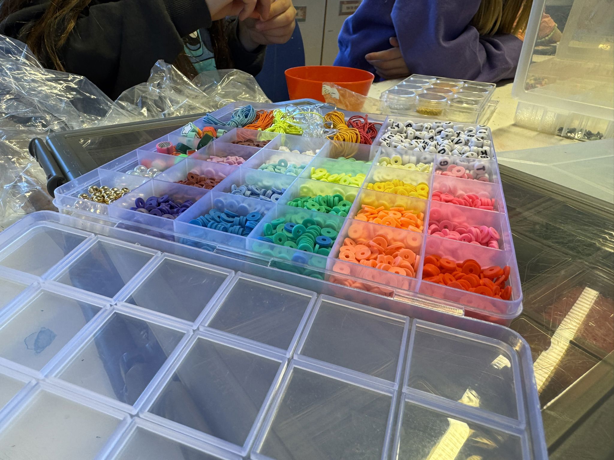Æske med perler i forskellige farver