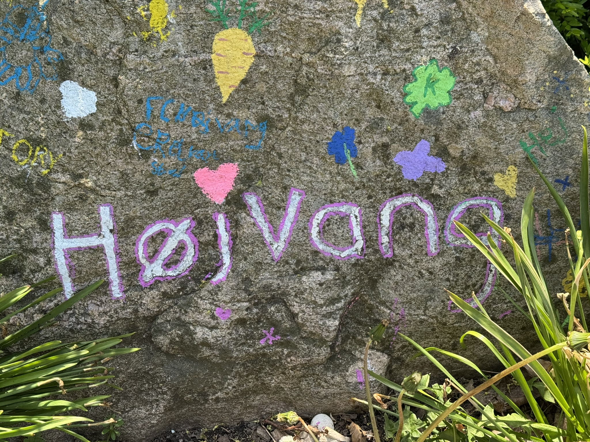 Højvang skrevet på stor sten