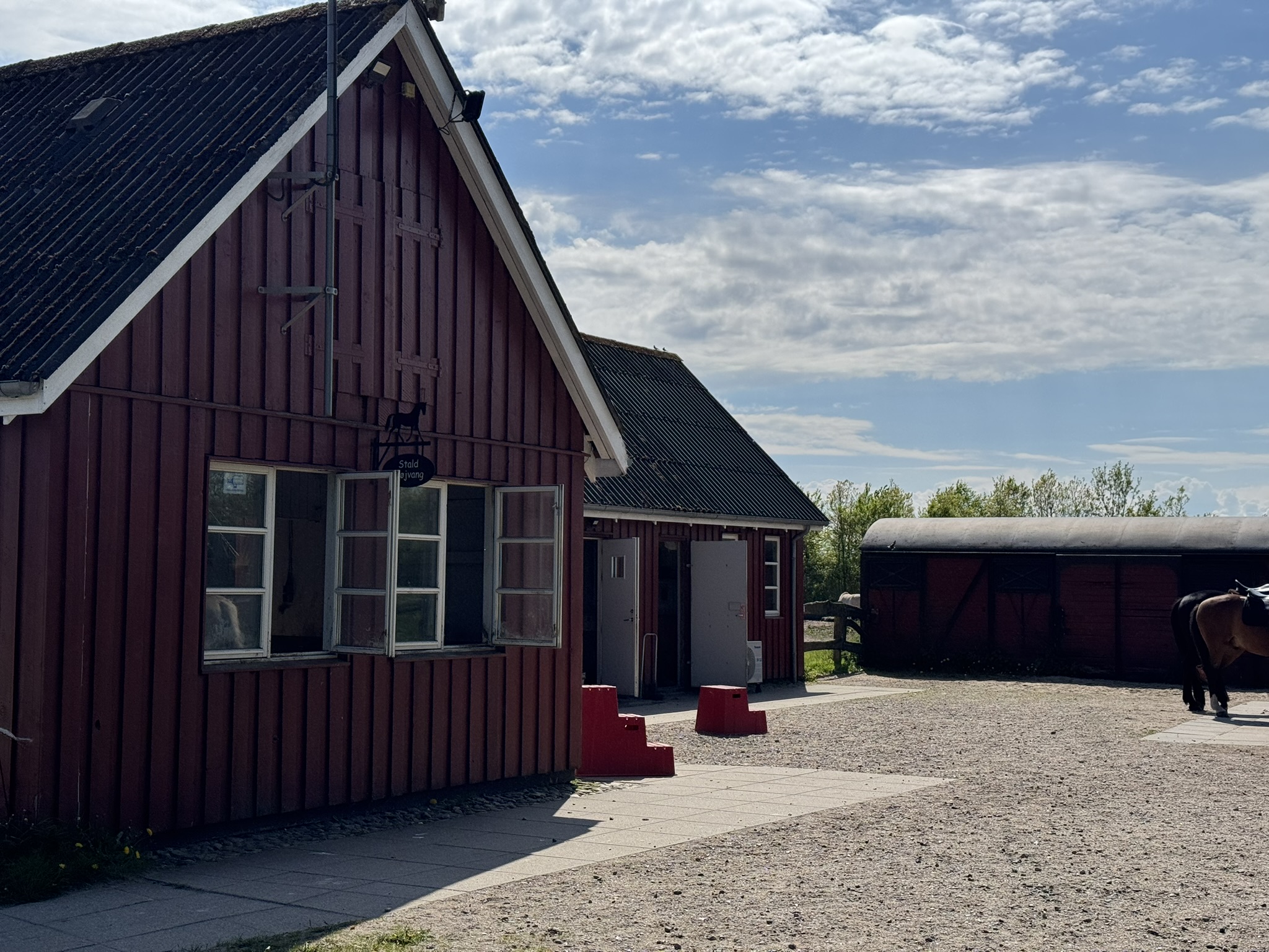 Rød Hestestald I Træ