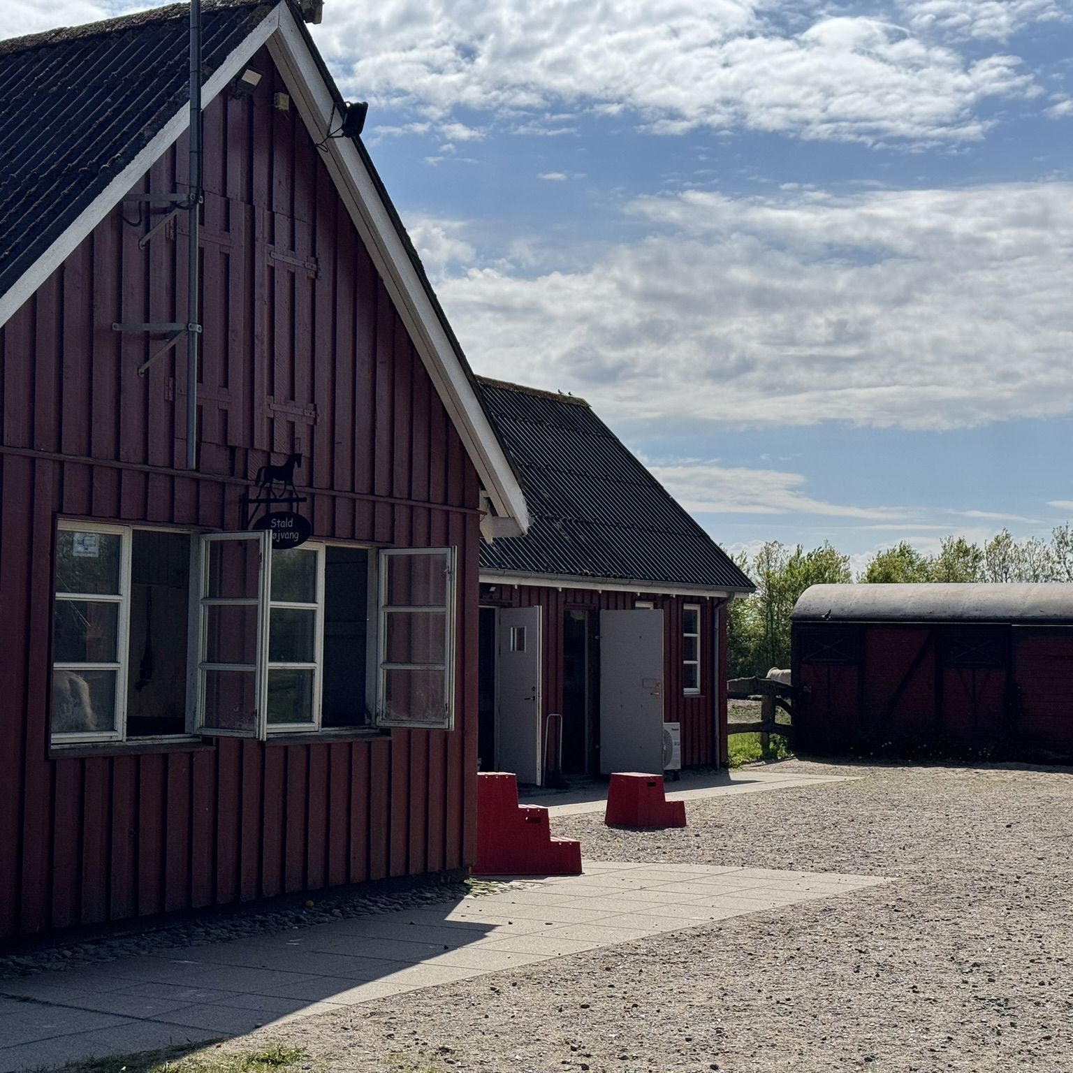Rød Hestestald I Træ
