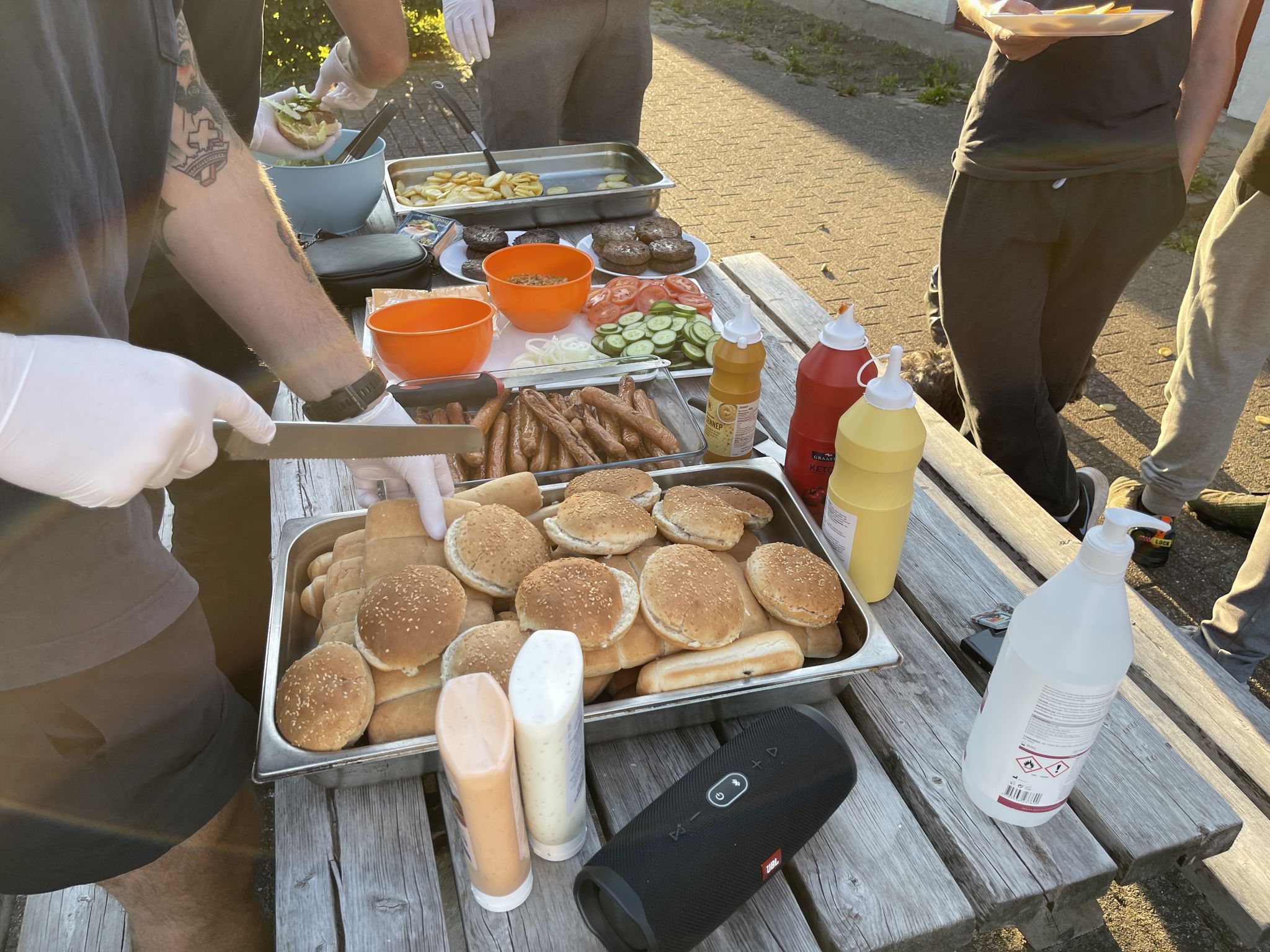 Grillpølser og bøffer og ingredienser til burgere