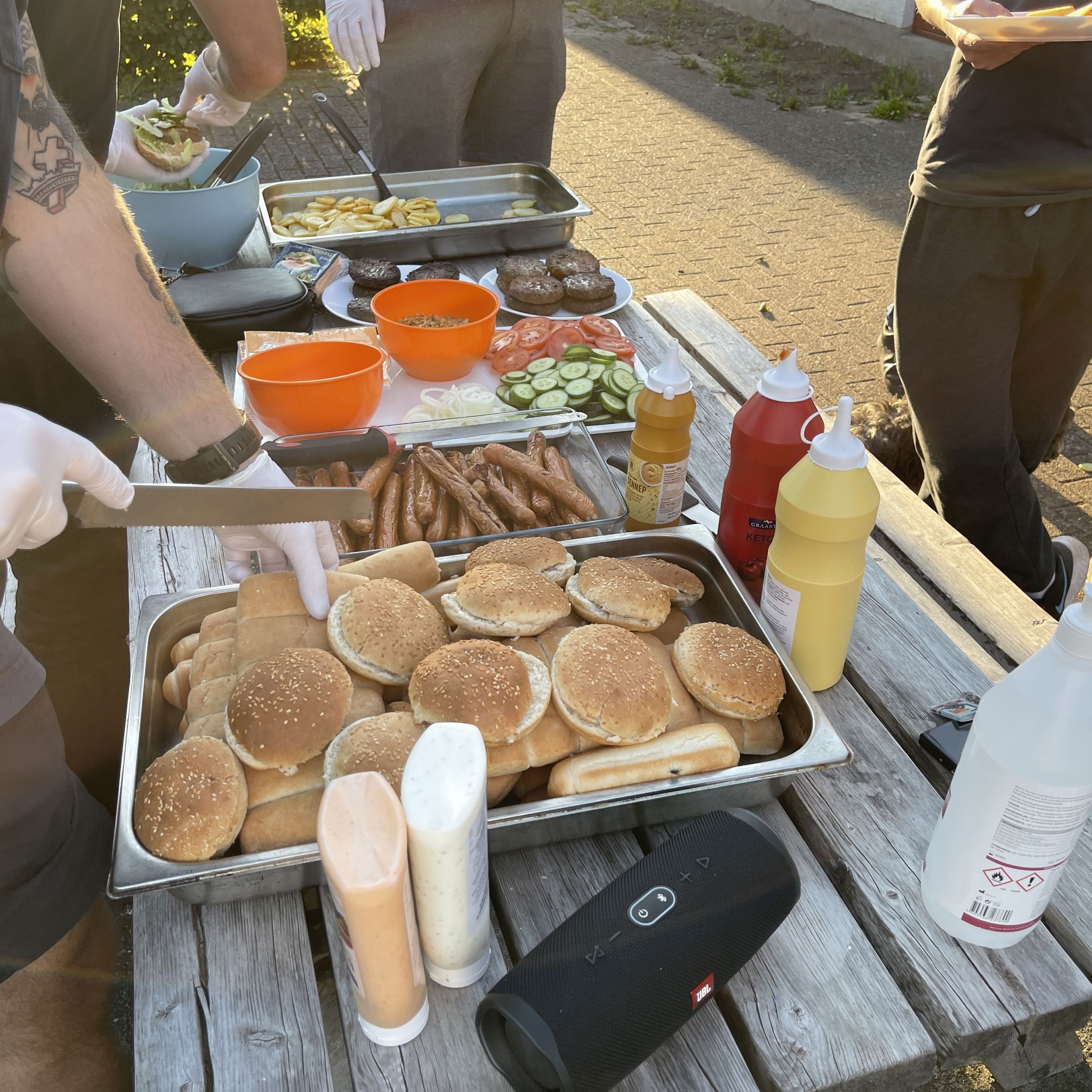 Grillpølser og bøffer og ingredienser til burgere