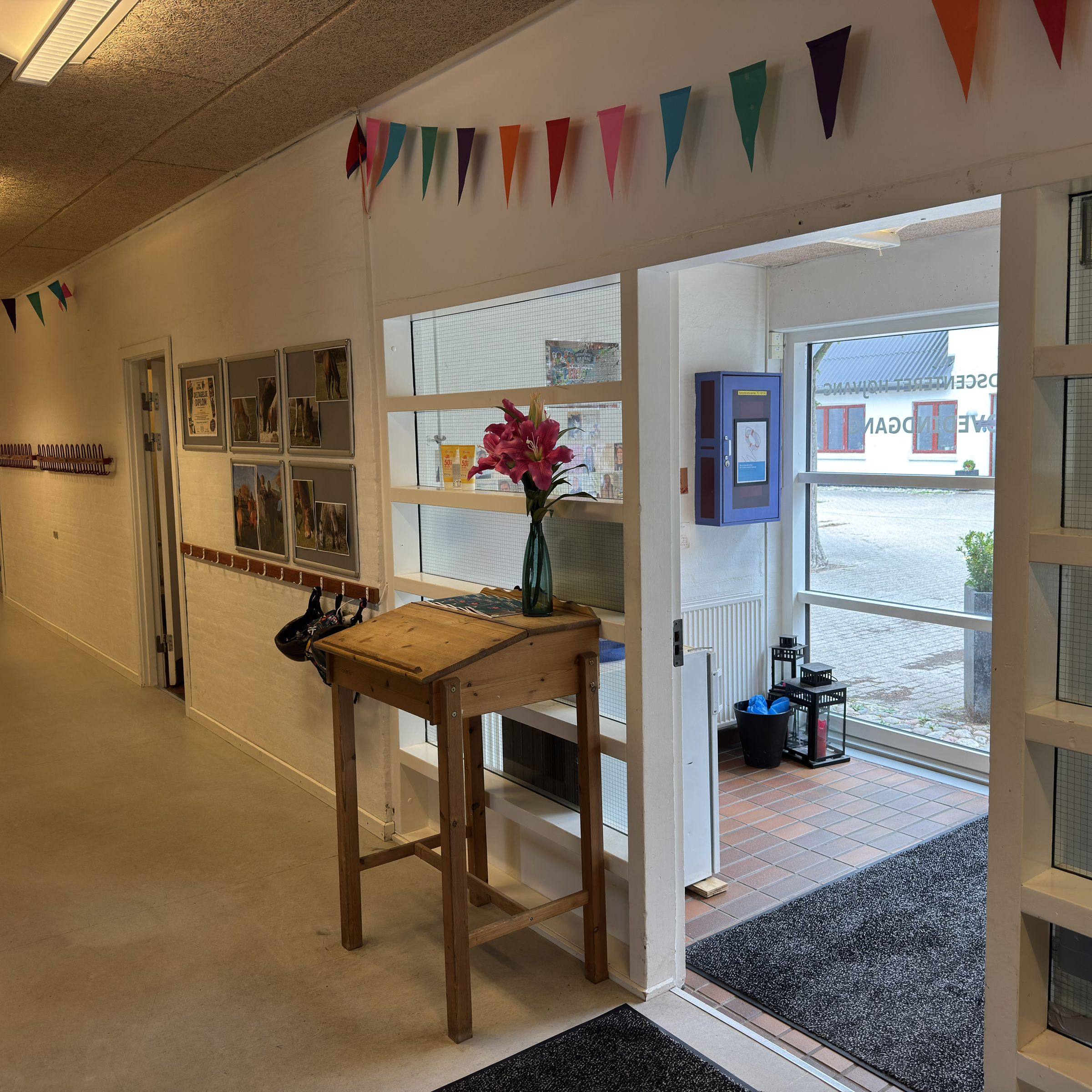 Indgangsparti Med Skrivepult Med Blomstervase På
