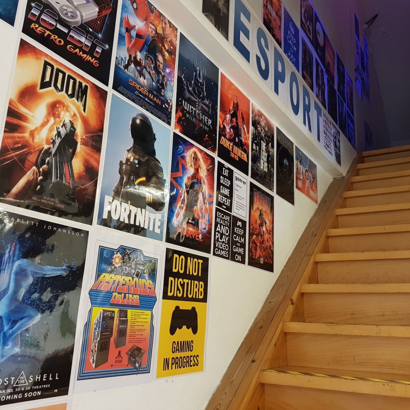 Trappe Op Til Gamingrum Med Billeder Af Spil På Væggen