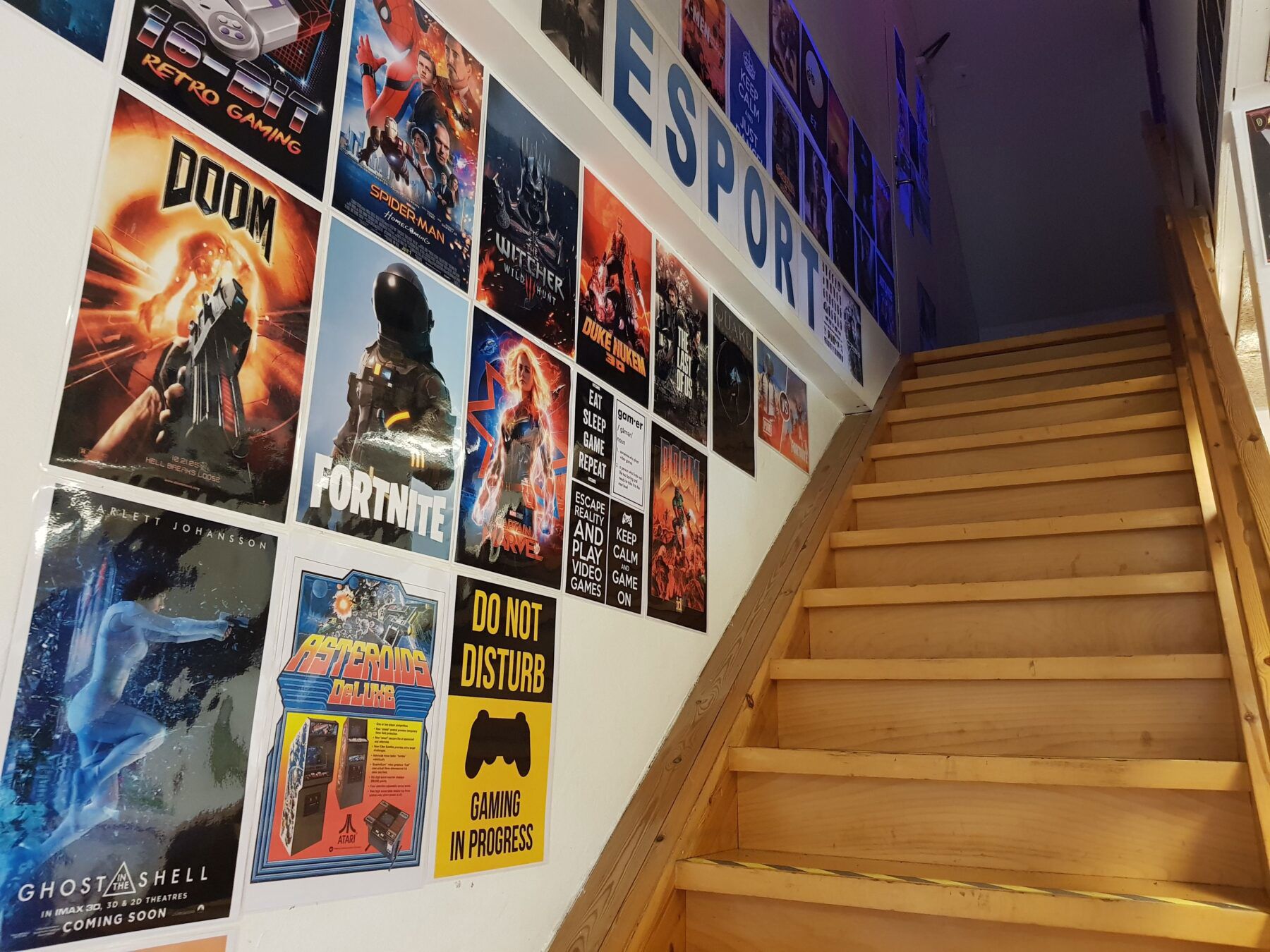Trappe Op Til Gamingrum Med Billeder Af Spil På Væggen