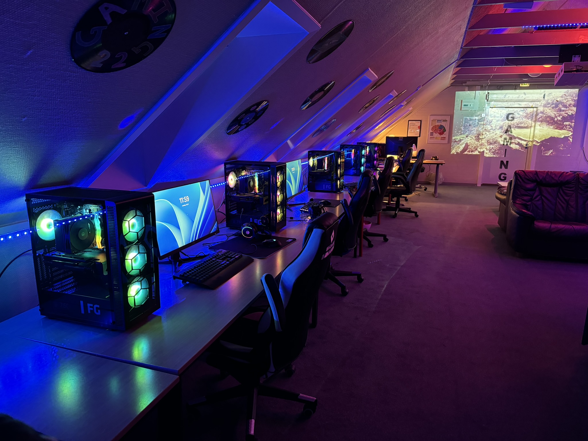 Pc Og Computerskærme På En Lang Række