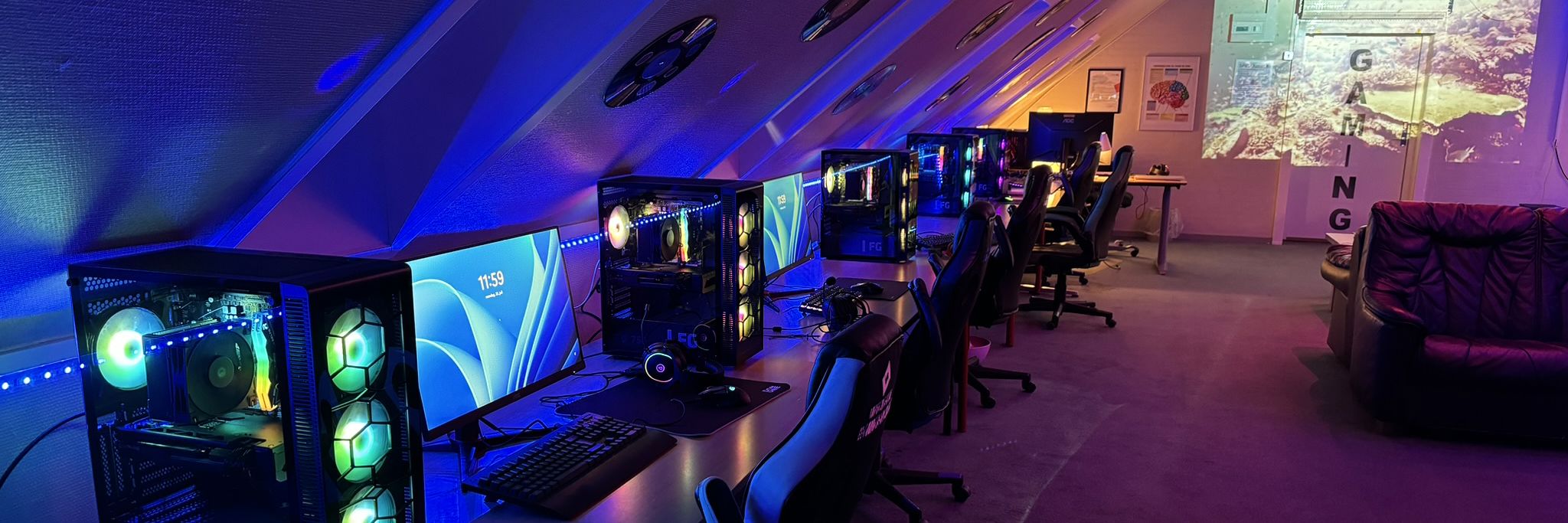 Pc Og Computerskærme På En Lang Række
