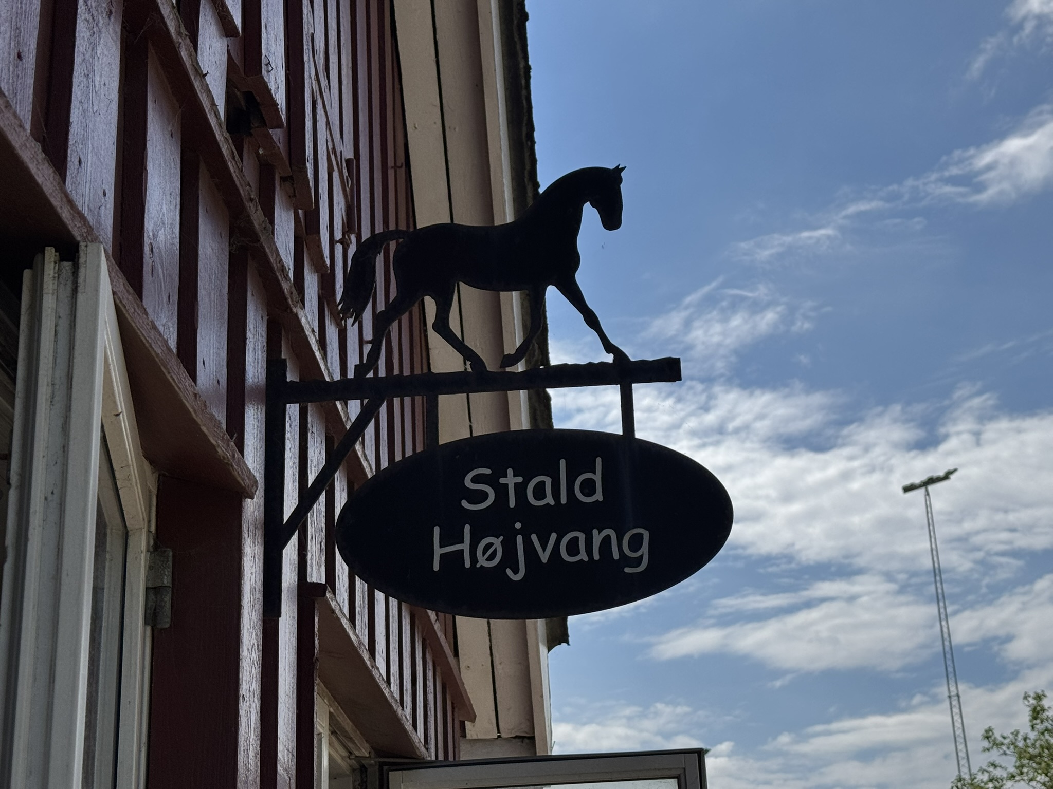 Metalskilt Med Skriften Stald Højvang