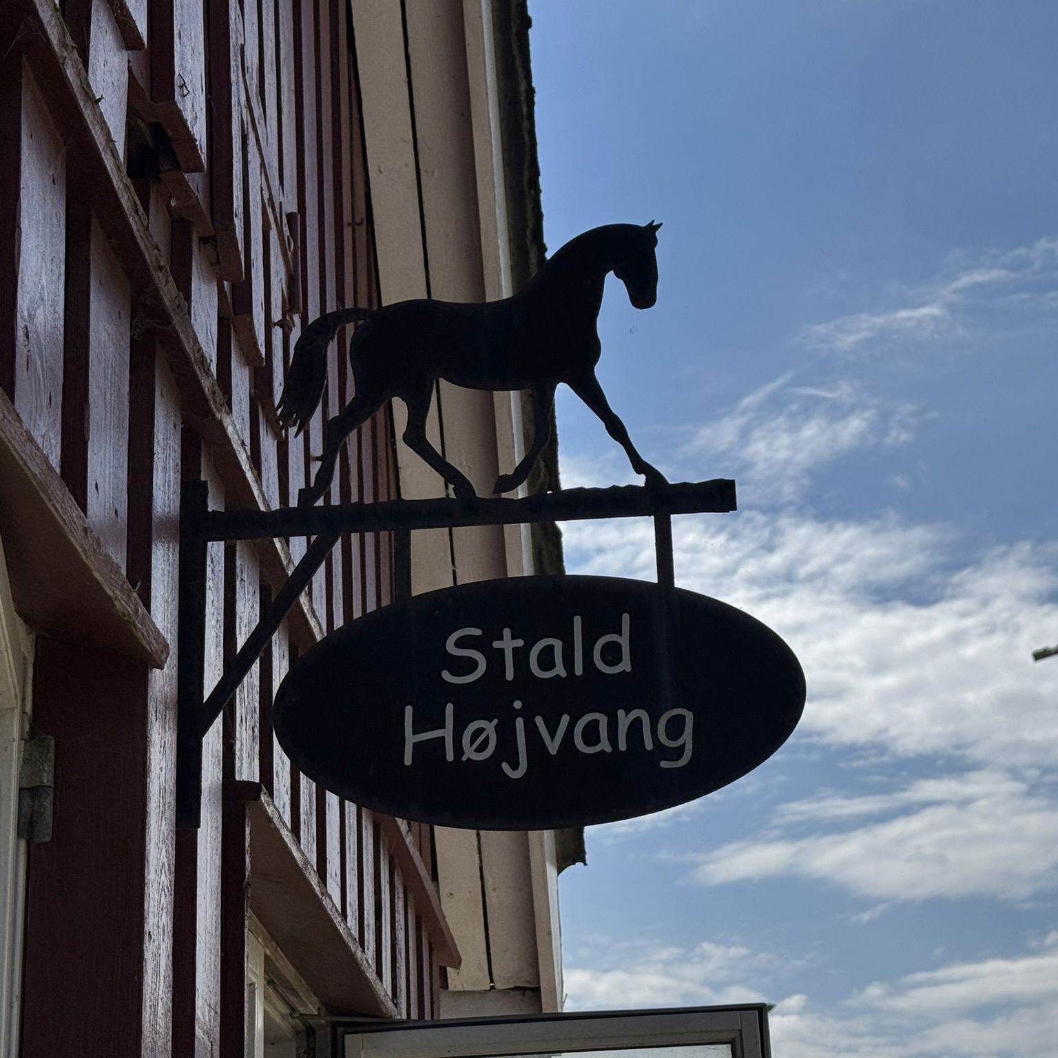Metalskilt Med Skriften Stald Højvang